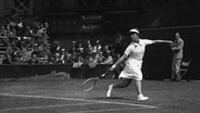 Tennisspielerin Cilly Aussem 1934 beim Spiel gegen Miss F. James in Wimbledon. © picture alliance / Accociated Press Foto: Len Puttnam