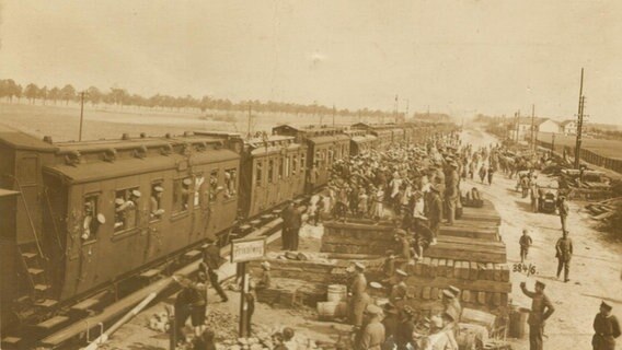 Feldpostkarte vom 24. August 1916, Verladung in Güterwaggons.  