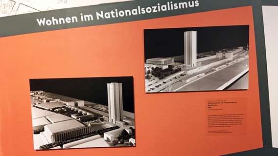 Eine Tafel der Ausstellung "Schöner Wohnen in Altona? Stadtentwicklung im 20. und 21. Jahrhundert" zeigt Bilder von städtebaulichen Plänen der Nationalsozialisten. © NDR Foto: Dirk Hempel