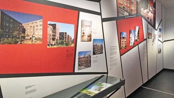 Fotos von Wohnhäusern und Dokumente in der Ausstellung "Schöner Wohnen in Altona? Stadtentwicklung im 20. und 21. Jahrhundert". © NDR Foto: Dirk Hempel