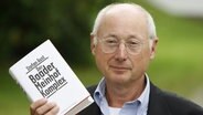 Stefan Aust mit seinem Buch Der Baader Meinhof Komplex © dpa Foto: Marcus Brandt