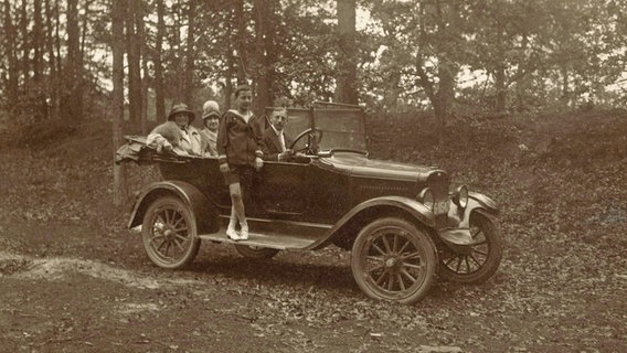 Reisegesellschaft in einem Auto, 1915 in Deutschland (digital restaurierte Reproduktion einer alten Vorlage) © picture alliance / Bildagentur-online Foto: Sunny Celeste
