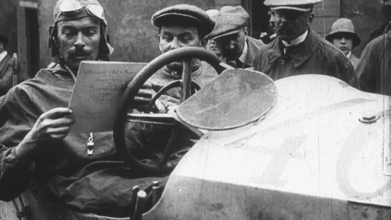 Frühe Automobilisten in den 1920er-Jahren auf Tour © Wieduwilt Film & TV Production GmbH 