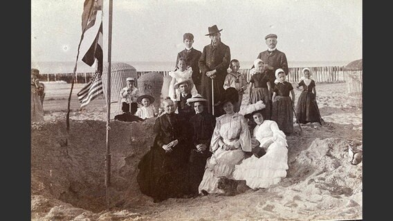 Gruppenfoto am Ahlbecker Strand, um 1900 © Jürgen Kraft 