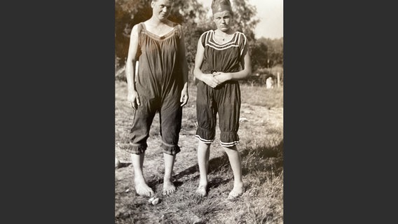 Zwei Frauen in knielangen Badekostümen, um 1900 © Jürgen Kraft 