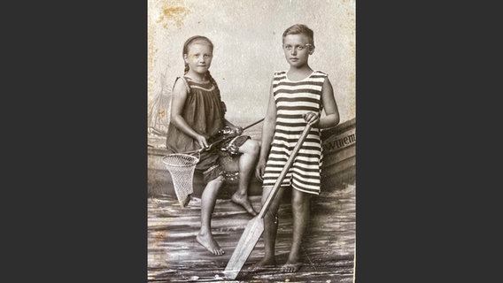 Ein Junge und ein Mädchen in Badekleid und gestreiftem Einteiler, Anfang 19. Jahrhundert © Jürgen Kraft 