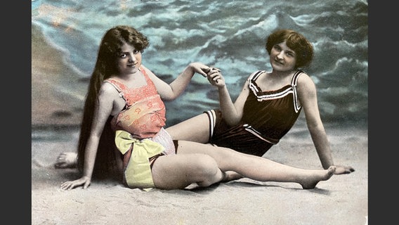 Eine Postkarte mit zwei Frauen in Badekostümen, 1920er-Jahre © Jürgen Kraft 