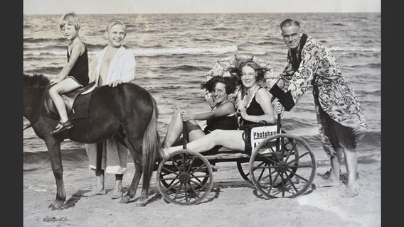 Eine Familie mit Pony und Kutsche am Strand, vermutlich 1930er-Jahre © Jürgen Kraft 