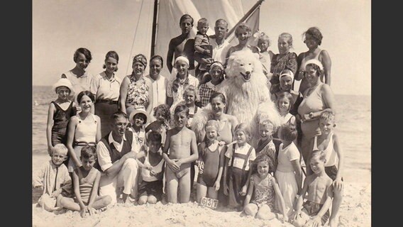 Ein großes Gruppenbild mit Eisbärenkostüm am Strand, vermutlich 1920er-Jahre © Jürgen Kraft 
