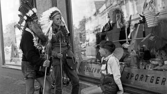 Als Indianer verkleidete Kinder in den 1950er-Jahren in Bad Segeberg. © picture alliance/United Archives Foto: Siegfried Pilz