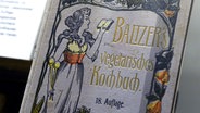 "Baltzer's vegetarisches Kochbuch" von 1877. Der Autor Eduard Baltzer gilt als Wegbereiter der vegetarischen Bewegung in Deutschland. © picture alliance / dpa Foto: Hendrik Schmidt