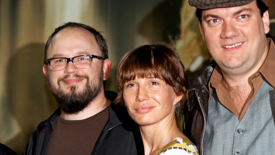 Regisseur Christian Alvart und die Schauspieler Charly Hübner und Nadeshda Berennicke bein einer Pressekonferenz zum Film "Banklady" in Hamburg. © NDR Foto: Sven Heine