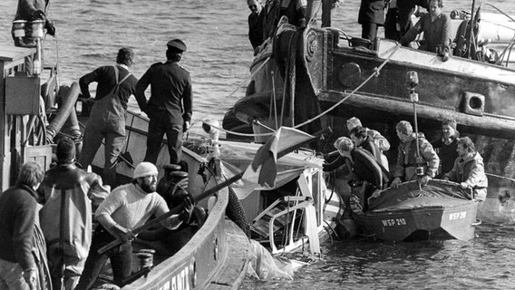 Bergungschiffe heben am 3. Oktober 1984 die gesunkene Barkasse "Martina" im Hamburger Hafen. © picture-alliance / dpa Foto: Werner Baum