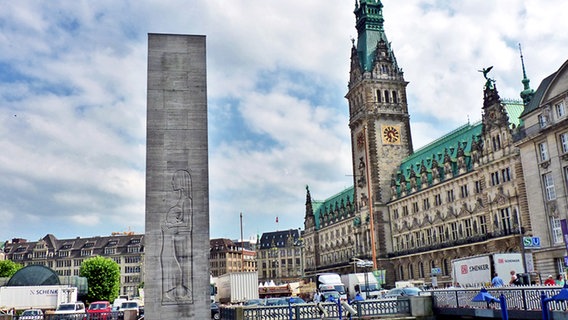 Mahnmal am Hamburger Rathausmarkt mit Relief von Ernst Barlach © NDR Foto: Irene Altenmüller