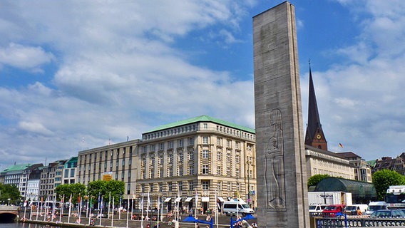 Mahnmal am Hamburger Rathausmarkt mit Relief von Ernst Barlach © NDR Foto: Irene Altenmüller