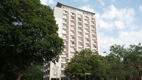 Vierzehngeschossiges Hochhaus am Habichtsplatz in Barmbek-Nord.  Foto: Anja Deuble