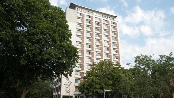 Vierzehngeschossiges Hochhaus am Habichtsplatz in Barmbek-Nord. © NDR Foto: Anja Deuble