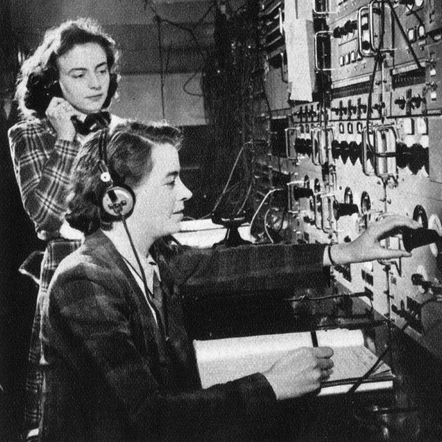 Zwei Frauen arbeiten 1942 im Kontrollraum des britischen Senders BBC. © picture alliance / Heritage-Images | The Print Collector 