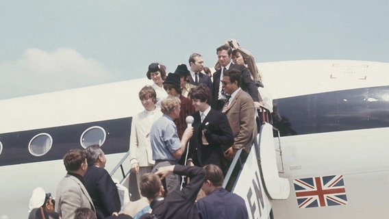 Presserummel rund um die Beatles am Hamburger Flughafen im Jahr 1966. © picture alliance / AP Images 