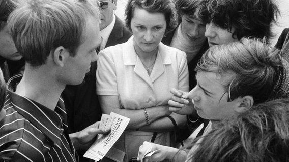 Schwarzmarkt: Karten für das Beatles-Konzert in Hamburg im Jahr 1966 erzielten Höchstpreise. © dpa - Report Foto: Lothar Heidtmann