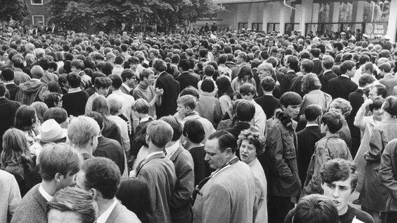 Beatles-Konzert in Hamburg:Tausende von Jugendlichen versuchen, am 26.06.1966 die Eingangspforten des Ausstellungsgeländes von "Planten un Blomen" in Hamburg zu erstürmen. © dpa - Report Foto: Georg Spring