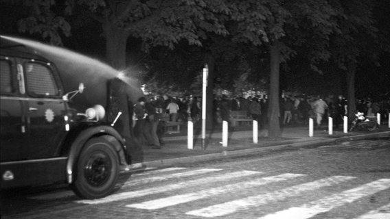 Einsatz eines Wasserwerfers: Tausende von Jugendlichen versuchten am Rande des Beatles-Konzertes am 26.06.1966 den Eingang zum Ausstellungsgelände Planten un Blomen in Hamburg zu stürmen. © picture alliance / dpa Foto: Werner Reuss