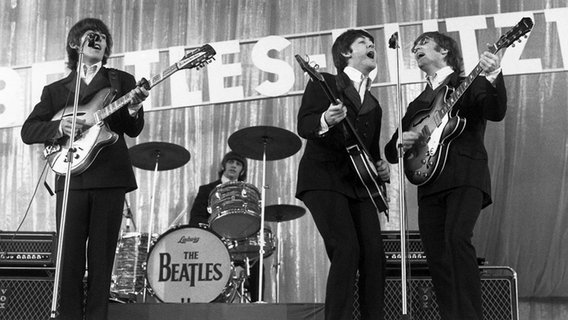 "The Beatles" in der Ernst-Merck-Halle im Zuge ihrer Bravo-Beatles-Blitz-Tournee © ullstein bild Foto: Photo Ambor