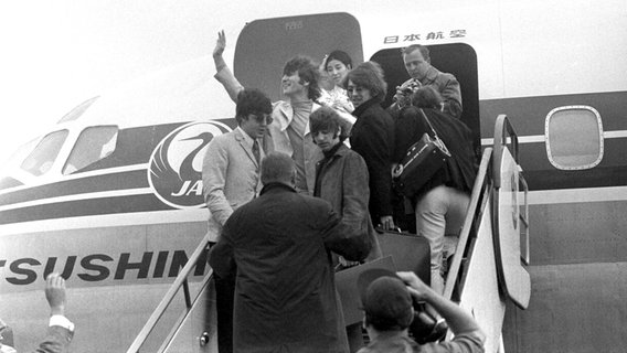 Die Beatles besteigen am 17. Juni 1966 in Hamburg-Fuhlsbüttel ihre Maschine nach Tokio. © picture alliance / dpa Foto: Werner Reuss