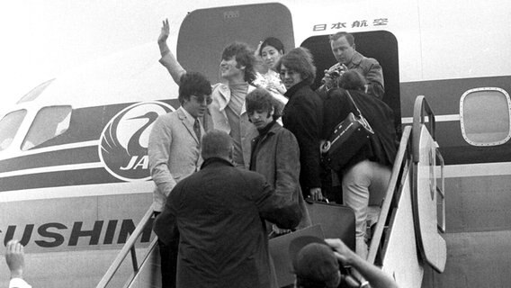 Die Beatles besteigen am 17. Juni 1966 in Hamburg-Fuhlsbüttel ihre Maschine nach Tokio. © picture alliance / dpa Foto: Werner Reuss