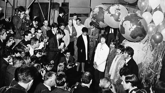 Die von der Presse umringten Beatles am 25. Juni 1967 in einer Probenpause in den Abbey Road Studios, wo sie ihren Song "All you need is love" aufnehmen. © picture alliance / AP 
