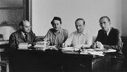 Vier Mitglieder des jüdischen Zentralkomitees der britischen Besatzungszone sitzen in einem Büro. © Public Domain Foto: Rabbi Joseph Ascher