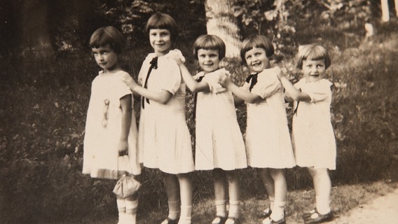 Elfriede Berkhahn (rechts) 1925 mit drei Schwestern und einer Freundin © privat 