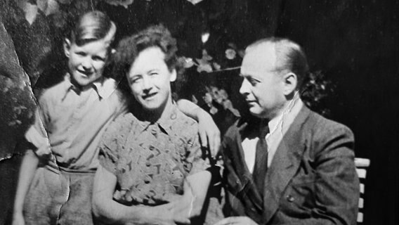 Jürgen Bertram mit seinen Eltern 1952 © privat 