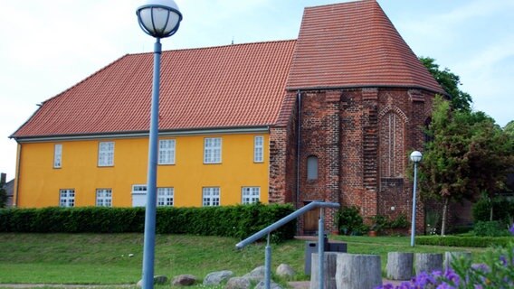 Eine sanierte Kirche mit Kirchenschiff  (St. Jürgen in Barth, 2014) © Niederdeutsches Bibelzentrum St. Jürgen Foto: Niederdeutsches Bibelzentrum St. Jürgen