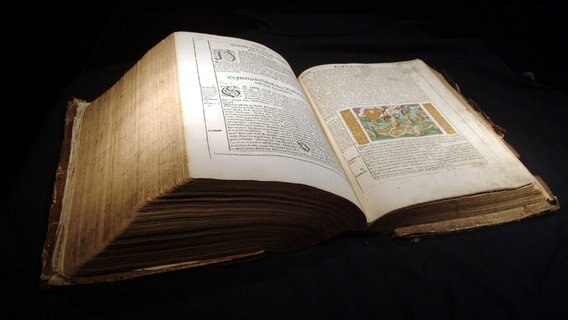 Die Barther Lutherbibel in niederdeutscher Sprache (1588) © Niederdeutsches Bibelzentrum St. Jürgen Foto: Niederdeutsches Bibelzentrum St. Jürgen