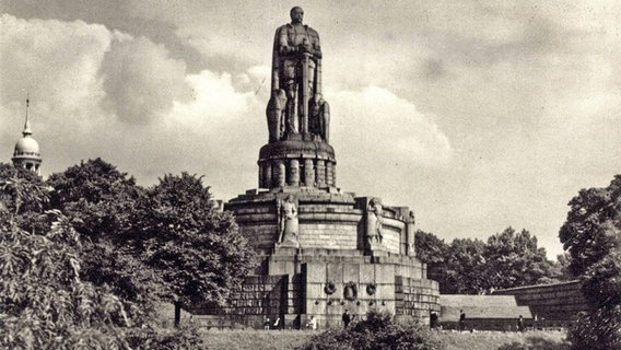 Historische Postkarte mit einer Aufnahme des Bismarck-Denkmals in Hamburg. © imago/Arkivi 