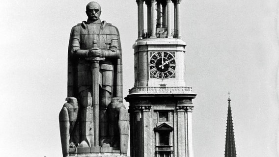 Das Bismarck-Denkmal und der "Michel" in Hamburg, 1976. © dpa Foto: Dieter Klar
