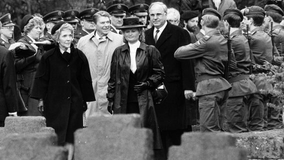 US-Präsident Ronald Reagan und Bundeskanzler Helmut Kohl 1985 in Bitburg. © AP Photo 