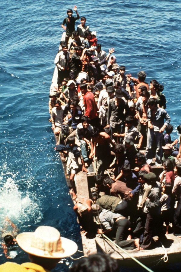 Ein mit vietnamesischen Flüchtlingen völlig überladenes, offenes Boot im Chinesischen Meer, undatierte Aufnahme Ein mit vietnamesischen Flüchtlingen völlig überladenes, offenes Boot im Chinesischen Meer, undatierte Aufnahme © dpa - Report Foto: Michael Scharsich