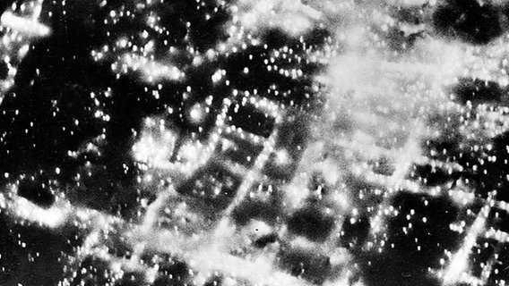 Luftbild der Stadt Braunschweig während der nächtlichen Bombenangriffe vom 15.10.1944. © Royal Air Force 