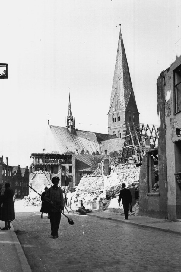 Blick auf die zerstörte Kirche St. Aegidien in Lübeck 1942. © picture-alliance / akg-images 