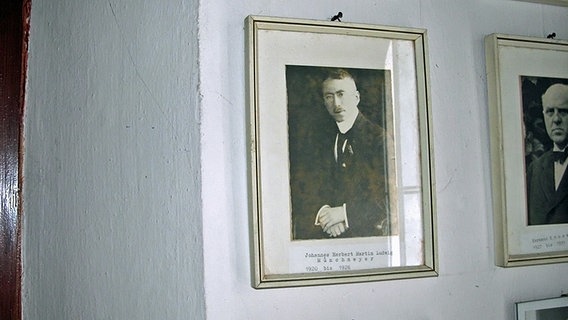 Ein Foto des Pastors Ludwig Münchmeyer hängt in der Sakristei der Christuskirche auf Borkum. © NDR Foto: Carsten Valk