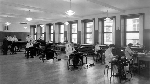 Ein Großraumbüro im DHV-Hochhaus am Holstenwall, 1931. © Brahms Kontor 