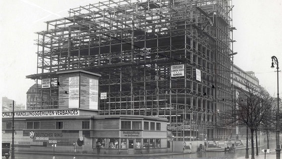 Das Stahlskelett des Hochhauses am Holstenwall, 1929. © Brahms Kontor 
