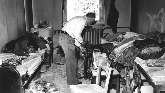 22. August 1980: Brandanschlag auf ein Wohnheim für vietnamesische Flüchtlinge in Hamburg. Der Hausmeister steht in einer ausgebrannten Wohnung. © dpa - Bildarchiv Foto: DB Heidtmann