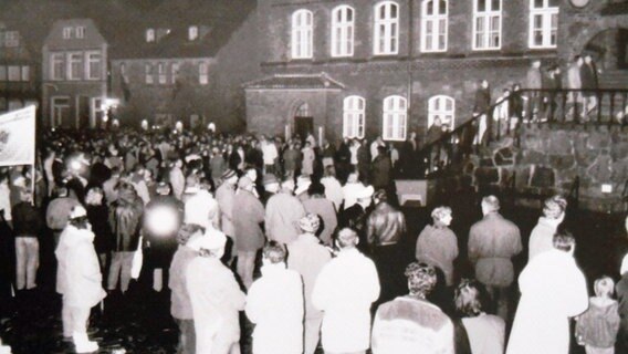 Auf einer alten Schwarz/Weiß-Aufnahme ist die Mahnwache am Abend des 23. November 1992 zu sehen. © NDR Foto: Katrin Bohlmann