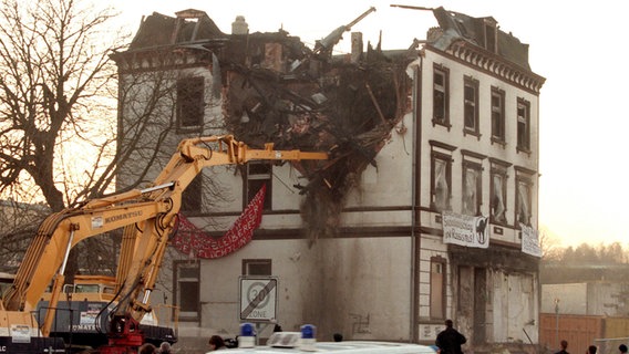 Abriss der Brandruine in der Lübecker Hafenstraße. Das Haus brannte nach einem Anschlag am 18. Januar 1996 aus. © dpa Foto: Kay Nietfeld