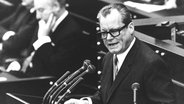 Bundeskanzler Willy Brandt hält am 28. Oktober 1969 im Bundestag eine Regierungserklärung. © picture alliance / ASSOCIATED PRESS 