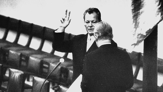 Bundeskanzler Willy Brandt legt nach seiner Wahl vor Bundestagspräsident Kai Uwe von Hassel am 21. Oktober 1969 im Bundestag in Bonn seinen Amtseid ab. © picture-alliance / dpa 