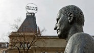 Skulptur von Bertolt Brecht vor dem Berliner Ensemble in Berlin. © picture alliance / Eventpress Hoensch 